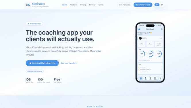 MacroCoach mockup med iPhone-skærm, coach dashboard og aktivitetsfeed.